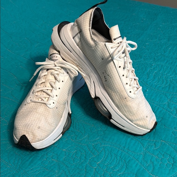 Nike White and Black Sneakers - Picture 1 of 6
